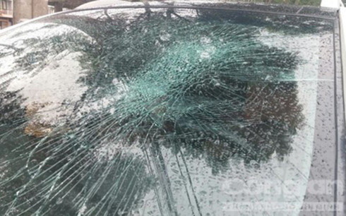 Chiếc ô tô của chị gái Trang cũng bị nhóm côn đồ đập vỡ dàn kính trước xe