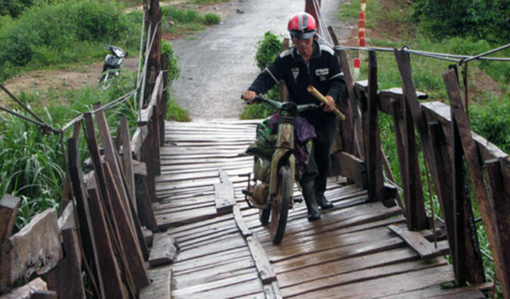 Cầu treo xuống cấp ở huyện Bảo Lâm. (Ảnh: Báo Lâm Đồng)